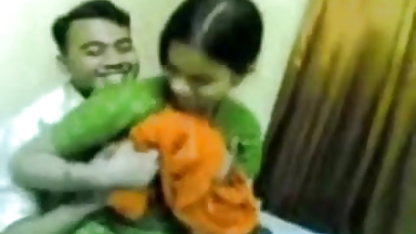 முதிர்ந்த மாமா தனியா வெள்ளரிக்காய் ஆபாச சக பயணியைப் பிடித்தார்