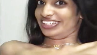 லேபியாவை ஒரு முதிர்ந்த வீட்டில் குழாய் அதிர்வுடன் தேய்க்கிறது