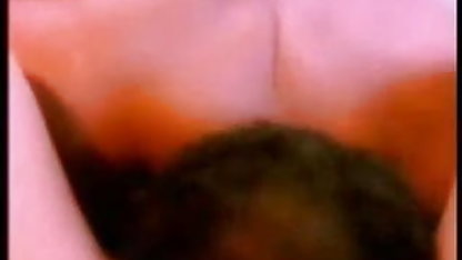 பொன்னிறம் மேசையில் புண்டையுடன் விளையாடியது மனைவி பொது ஆபாச