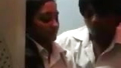 அதிர்ஷ்ட பையனின் வீட்டில் லெஸ்பியன் இரட்டை செக்ஸ்