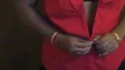 பெரிய மார்பகங்களைக் கொண்ட கார்மென் தனியா ஒரு விதமான ஸெக்ஸ் பொசிஷன் உண்ணும் போல்ட் கையாளுகிறார்
