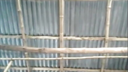 கர்வி ஏரின் அமெச்சூர் நிர்வாண ஜோடிகளுக்கு டில்டோவுடன் விளையாடுகிறார்