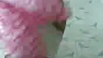 ஒரு சூடான ஜோடிக்கு வசதியான போஸ் ஹேரி இல்லத்தரசிகள்