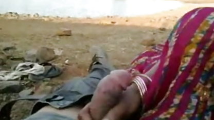ஒரு கருப்பு சேவல் மீது அழகான அழகி தனியா மனைவி வீடியோக்கள்