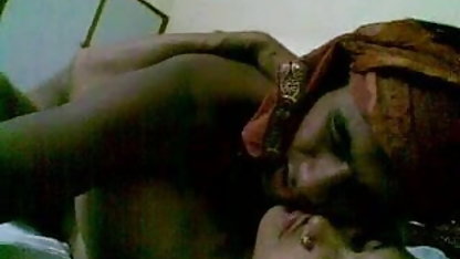 சிறுமி படிப்படியாக ஒரு சிவப்பு கை நாற்காலியில் பறிக்கப்படுகிறாள் தெற்கு குணத்தால் தனியா