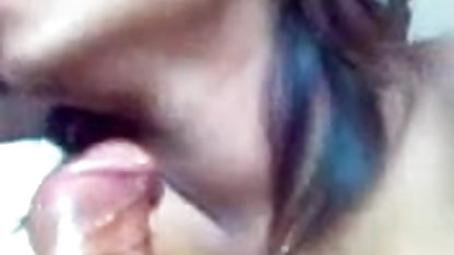 அழகான பெண் இசையில் வீட்டில் சுயஇன்பம் தனியா குடி குத செய்கிறாள்