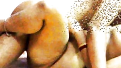 ஒரு அழகான பொன்னிறத்தின் தனியா பெண் திருப்தி