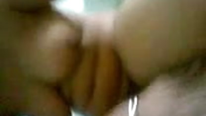 வெப்கேம் முன் நடனமாடும் இளம் பெண் தனியா மனைவி முக