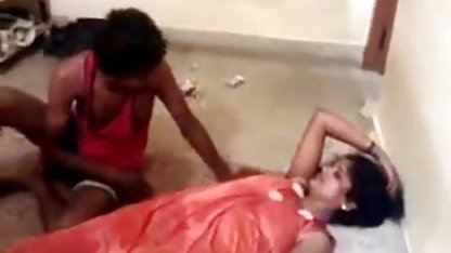 படுக்கையில் அமெச்சூர் பிஜே ஒரு இளைஞனுடன் சவுக்கடி