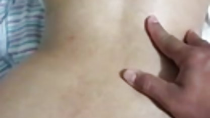 அவர் தனது உள்ளாடைகளை பெரிய தனியா விந்தை முழுங்குவது வாயில் வைத்து சிறுமியை தண்டித்தார்