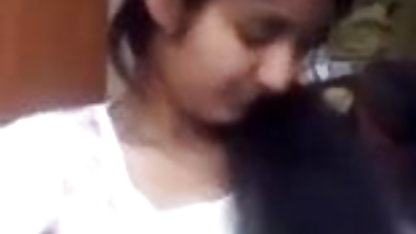 ஜப்பானிய வீட்டில் செக்ஸ் ஆபாச மாதிரியின் ஈரமான பிளவுகளை தூண்டுகிறது
