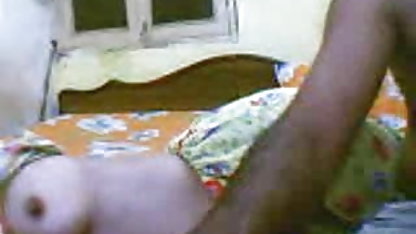 கருப்பு காலுறைகளில் வீட்டில் குளியலறை கவர்ச்சியான குழந்தை