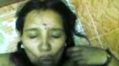 ஒரு மரத்தில் சேறும் சகதியுமான தனியா விநாடிகள் கட்டி, சிறுமியைக் கவரும்