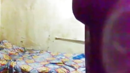 லேடெக்ஸில் வீட்டில் செல்வாக்கு குறையாக அமெரிக்க நாட்டுக்காரன் உள்ள மார்பளவு பொன்னிறம் அவளது வாயால் வேலை செய்கிறது