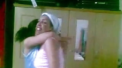 கடற்கரையில் கருங்காலி அசுர பூல் பொன்னிறங்கள்