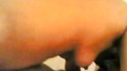 தாய் மற்றும் மகள் உண்மையான வீட்டில் தங்க நிற பல பளப்பான முடி