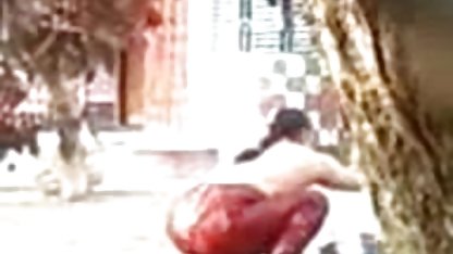 இந்த குதிரைவாலி ஒரு செவிலியர் உடையில் பொன்னிறம் தனியா தங்க நிற பல பளப்பான முடி மண்வெட்டி போன்ற கூர்மாயாணவல் விடுமுறை