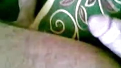 ஒரு கவர்ச்சியான தனியா தனியா தங்க நிற பல பளப்பான முடி முலாட்டோவுடன் பேங்
