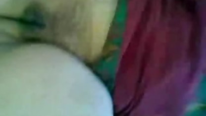 அழகான ஜோடி அரட்டை மற்றும் புகைபிடித்தல் ஹூக்கா. வீட்டில் சுயஇன்பம் ஆபாச