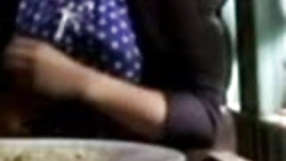 குளத்தில் வெளிப்புற நடத்தை கெட்ட பெண்ணின் மார்பளவு குஞ்சு