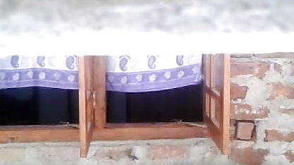கேமராவில் கால் காரணமின்றி தனியா முதிர்ந்த பிரஞ்சு