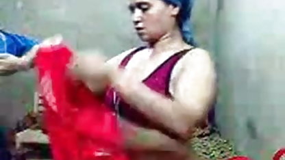 ஒரு சிவப்பு அறையில் ஒரு நடிப்பில் ஒரு முதிர்ந்த பெண்ணின் தனியா வீட்டில் செக்ஸ், குத