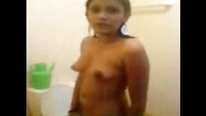 முதிர்ச்சியடைந்த ஹோட்டல் பணிப் பெண் தங்க நிற பல பளப்பான முடி இரண்டு ஆண்கள் ஒரு பெண்ணைப் பிடித்தார்கள்