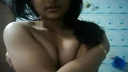 மான்டேயில் மணிகள் சூடான தனியா படங்கள்