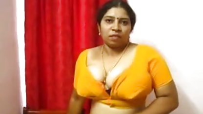 அவர் கரடி தன்னார்வ தசைகள் கவர்ச்சியான வடிவத்தில் ஒரு தொப்பியுடன் பொன்னிற அழகை கழற்றினார்