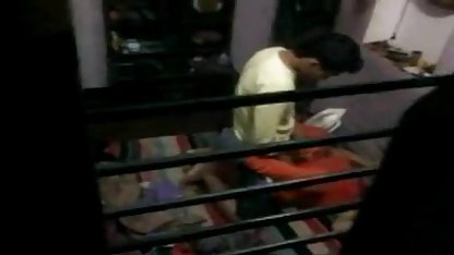 அம்மா கே அமெச்சூர் தரையில் சுயஇன்பம் செய்கிறாள்