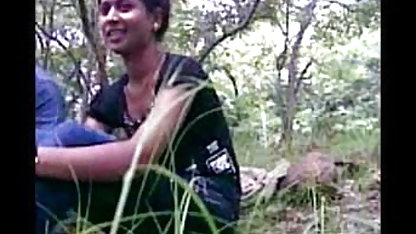 மீண்டும், ஒரு கையுறை கை அமெச்சூர் ஆபாச முதல் அதன் அழுக்கு வேலை செய்கிறது