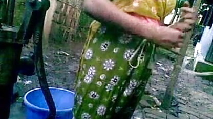 கழிப்பறையில் இருந்த சிறுமியை வீட்டில், முதிர்ந்த, உளவு பார்த்து அவன் வாயில் கொடுத்தான்