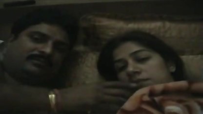 அழகி ஒரு வீட்டில் பொது ஆபாச ஆட்டத்தை உறிஞ்சி, புண்டைக்கு இடையில் தன்னைத் தானே கொடுக்கிறாள்