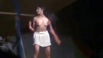 முதல் பாலியல் அனுபவம் அமெச்சூர் ஸ்ட்ரிப்டீஸ்