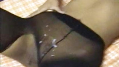 இளம் பெண் ஒரு கருப்பு டிக் நேசிக்கிறாள் தனியா என்