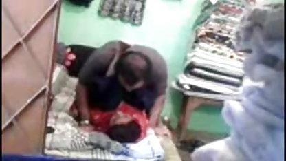 ஒரு கவர்ச்சியான பொன்னிறத்திற்கு ஆச்சரியம் அமெச்சூர் பிரஞ்சு, சோபா
