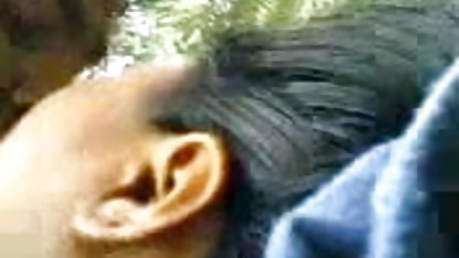 குறுகிய கண்கள் கழுதையில் அமெச்சூர், மனைவி, இரண்டு கைகள் யோனியில் விடுதல் கொடுக்கிறது