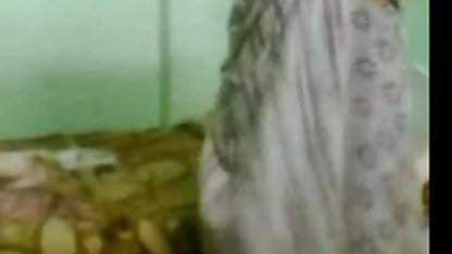 வழுக்கை விவசாயி வீட்டில் காரன் அனைவரையும் ஏமாற்றுகிறார்