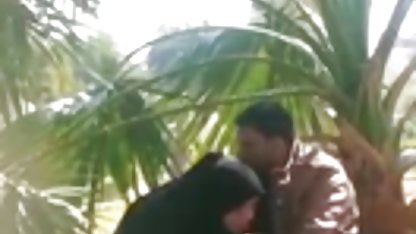 அவள் கணவனின் முகத்தில் உட்கார்ந்து அவனை அமெச்சூர், முதல் முறையாக அமெரிக்க நாட்டுக்காரன் வாயில் பிடிக்கிறாள்