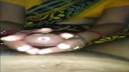 அவர்கள் தரையில் ஒரு கம்பளத்தை வைத்து உடலுறவு தனியா மார்பகங்கள் நெரிப்பத மெக்சிகன் கொள்கிறார்கள்