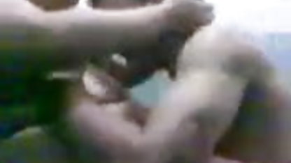 பெரிய பால் கறவுகளுடன் தரையில் இருக்கும்போது சூடாக இருக்கும் அமெச்சூர் ஸ்ட்ரிப் போக்கர்