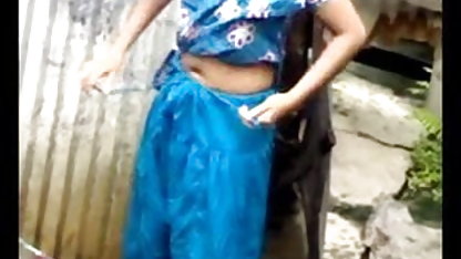 ஒரு வயதான வெப்பமான வீட்டில் ஆபாச இயக்குனர் ஒரு புதிய நடிகைக்கு கற்பிக்கிறார்