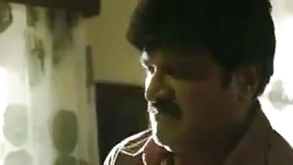 லேடெக்ஸில் தனியா தங்க நிற பல பளப்பான முடி ஆபாச ஒரு கம்பத்தை சுற்றி சுழல்கிறது