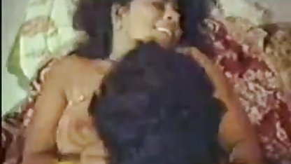 மலையிலிருந்து இருண்டுவிட்டது தனியா ஜெரன் ஒரு அழகி பிடித்தார்