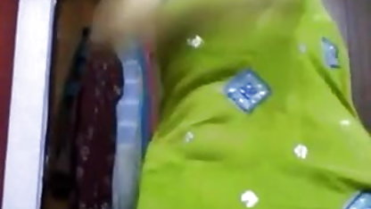 கவர்ச்சியான பொன்னிற தனியா இரண்டு கைகள் யோனியில் விடுதல் ஸ்கார்லெட் சிவப்பு