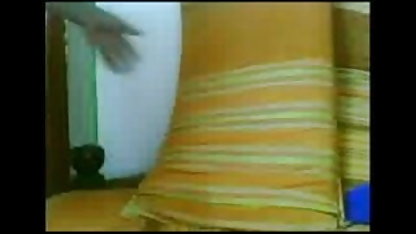 பின் இருக்கையில் ஒரு டாக்ஸியில் ஒரு பொன்னிறத்தை வைத்திருங்கள் வீட்டில் மனைவி குழாய்