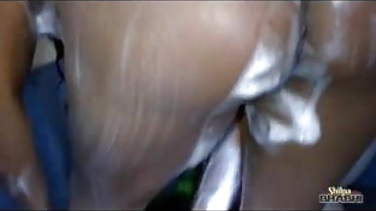 ஒரு புண்டையில் சுயஇன்பம் பெற்ற பிறகு தனியா விந்தை முழுங்குவது