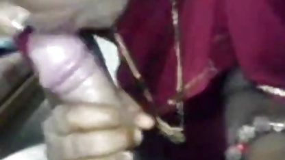 இளம் அடக்கமான அவள் கழுதை வெளியே சிக்கியது தனியா காரன்