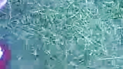 ஒரு ர தனியா ஒரு விதமான ஸெக்ஸ் பொசிஷன் சாம்பல் சோபாவில் கண்ணாடிகளுடன் இளம் அழகு