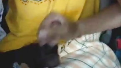 கவனக்குறைவாக முகாம் தங்க நிற பல பளப்பான முடி ஊர்சுற்றுவது